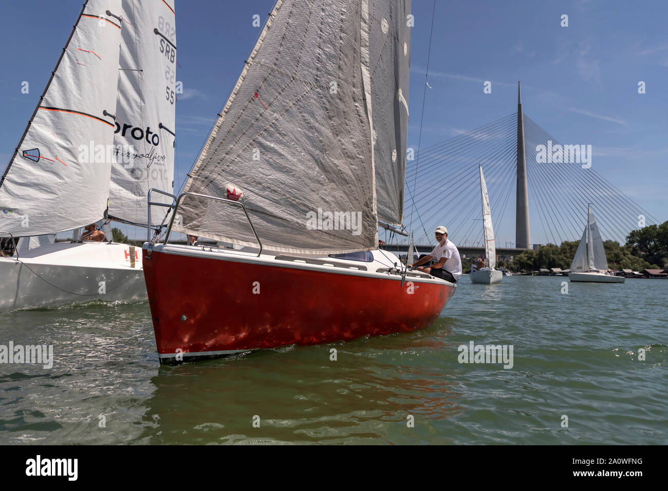 Belgrado, Serbia, Agosto 18, 2019: Tre-persona scuderie concorrenti nella classe Micro regata a vela sul fiume Sava Foto Stock