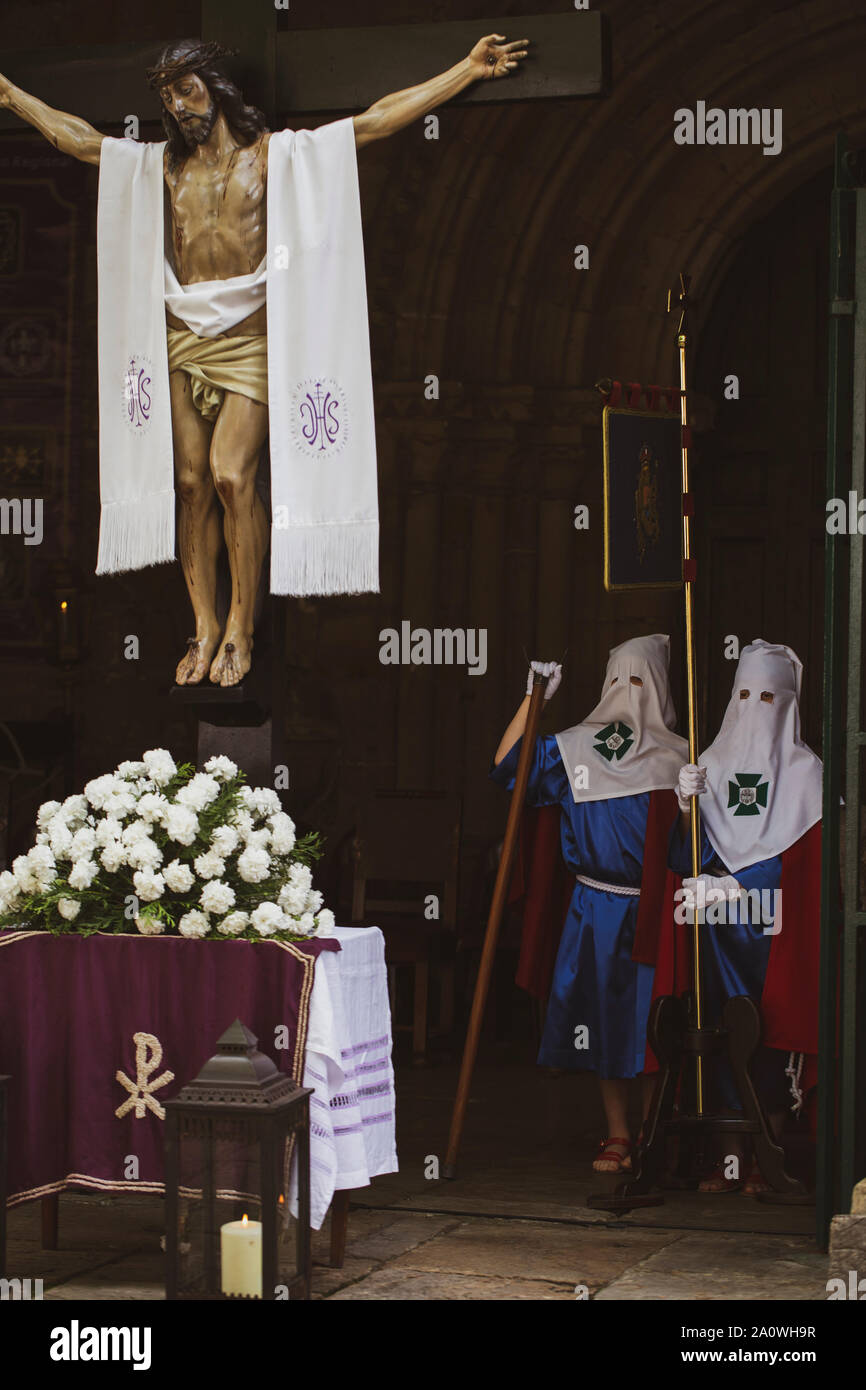 Persone con cappuccio. Processione. La settimana santa. Foto Stock