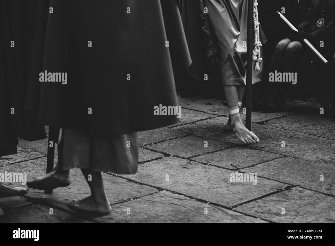 A piedi nudi penitente in una processione, la Settimana Santa Foto Stock