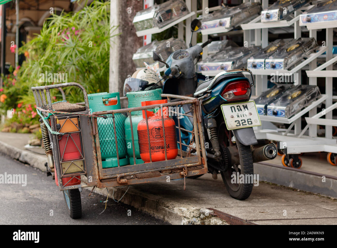 Phang Nga / Tailandia - 28 Maggio 2018: Le bombole di gas erogata in scooter & sidecar in Phang Nga Thailandia Foto Stock