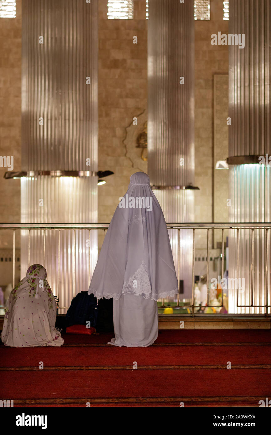 Jakarta / Indonesia - 10 Giugno 2018: Madre e figlia in preghiera nella Moschea Istiqlal Jakarta Foto Stock