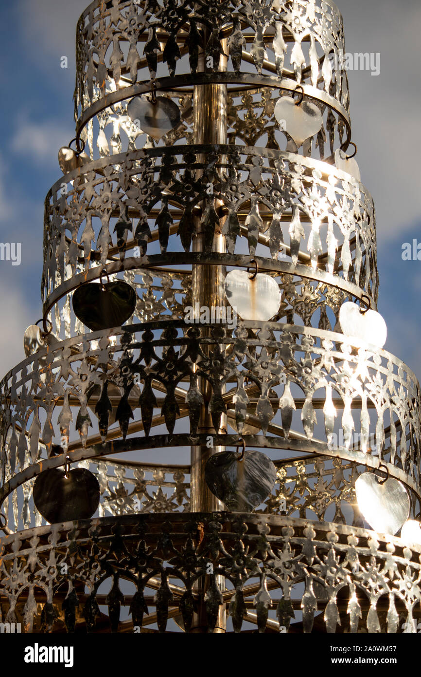 Siem Reap / Cambogia - 26 Ottobre 2018: Silver Wind chime sulla cima di un tempio di Wat Damnak in Siem Reap Cambogia Foto Stock