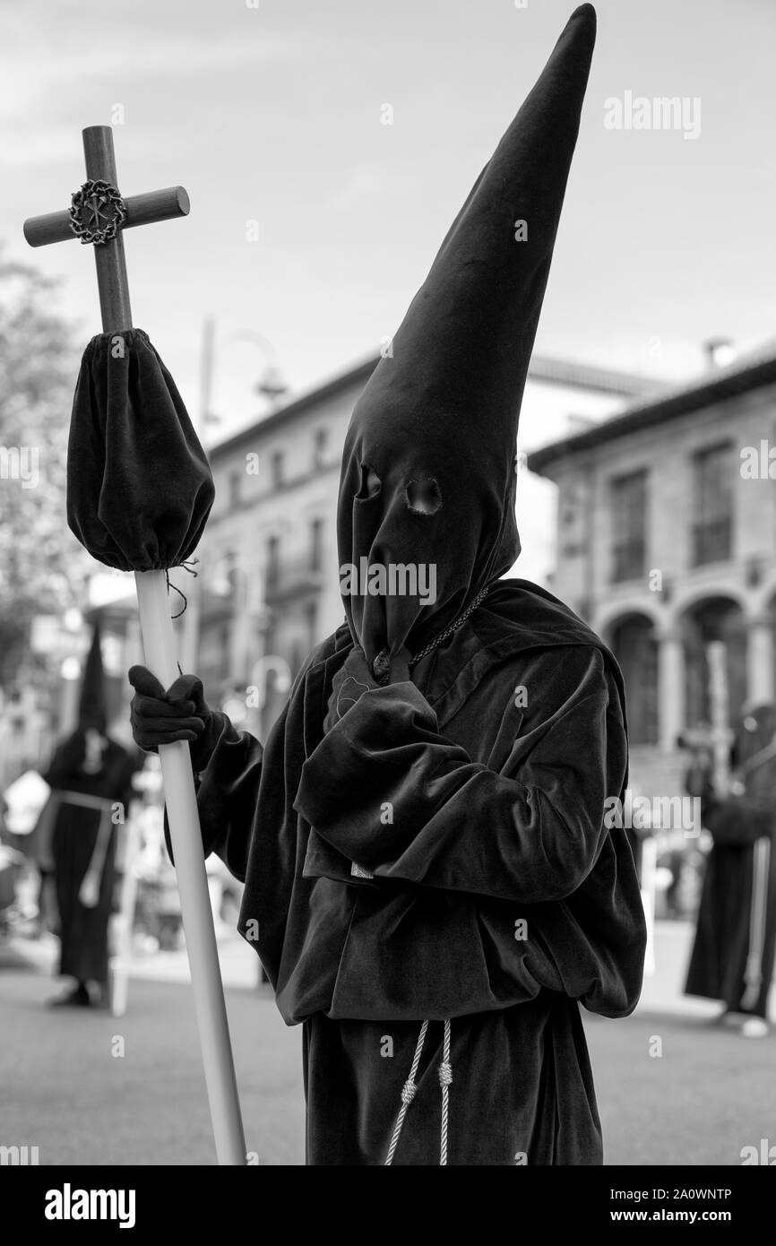 Azienda con una croce in una processione, la Settimana Santa Foto Stock