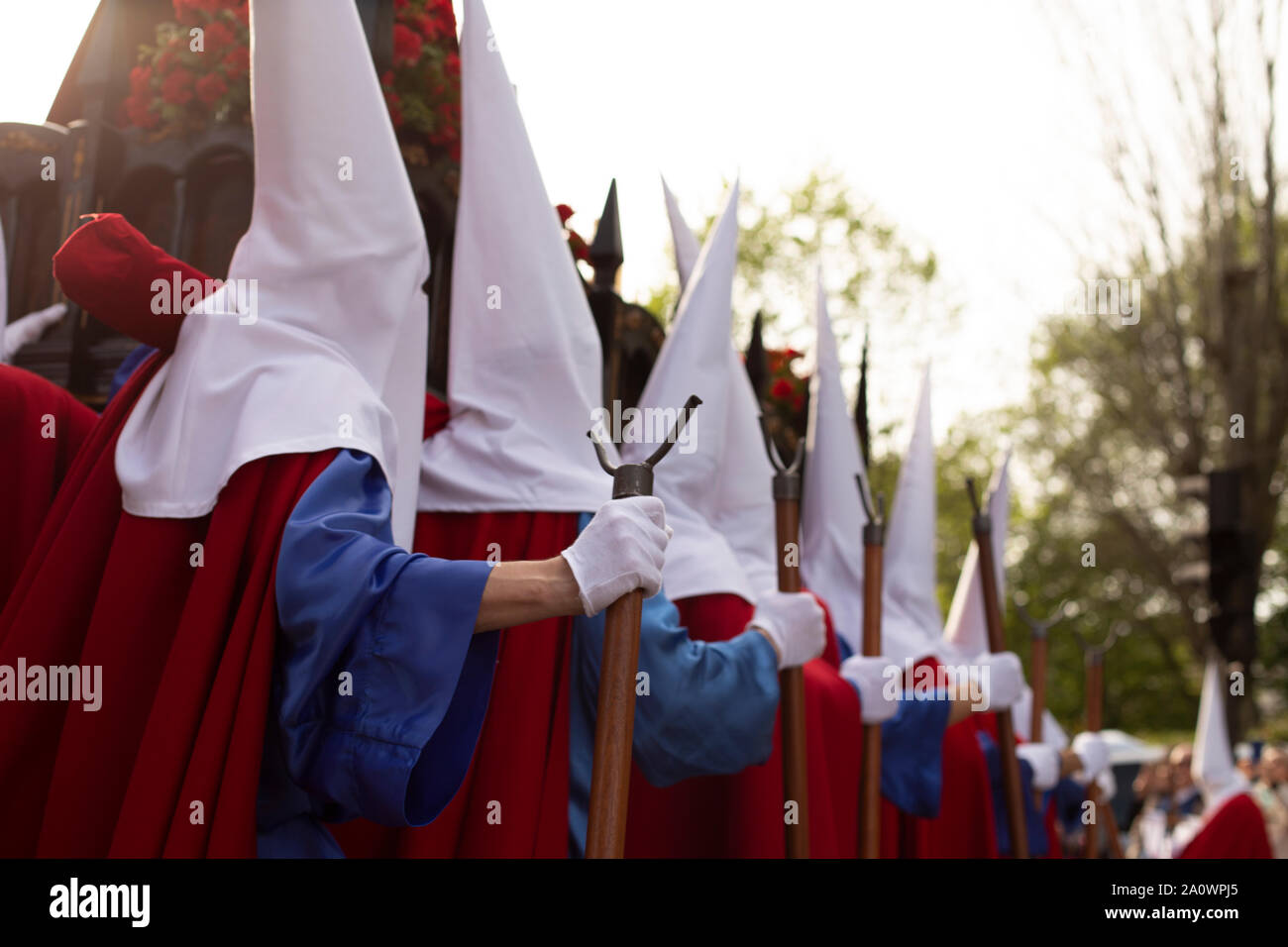 Vista posteriore dei penitenti incappucciati in processione, la Settimana Santa Foto Stock