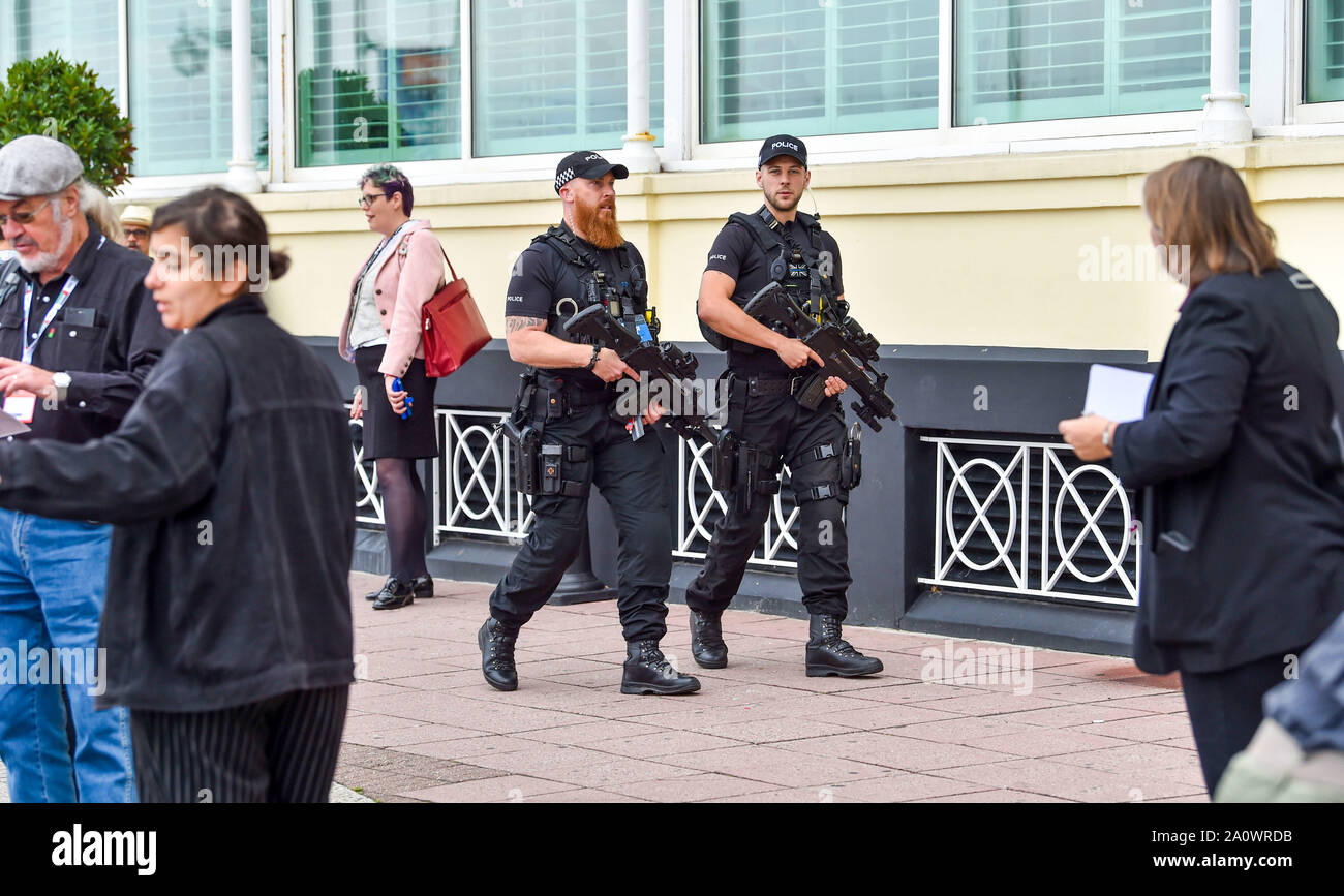 Brighton Regno Unito 22 Settembre 2019 - polizia armata Sicurezza presso il Partito Laburista Conferenza che si svolge nel centro di Brighton quest'anno. Credito : Simon Dack / Alamy Live News Foto Stock