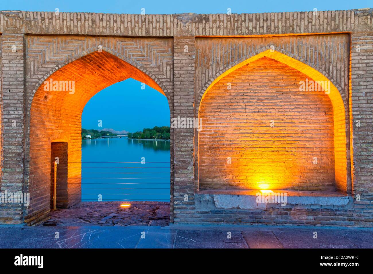 Ponte illuminato archi, Si-o-se Pol Bridge o Allah-Verdi Khan Bridge, Elazig, Turchia Foto Stock