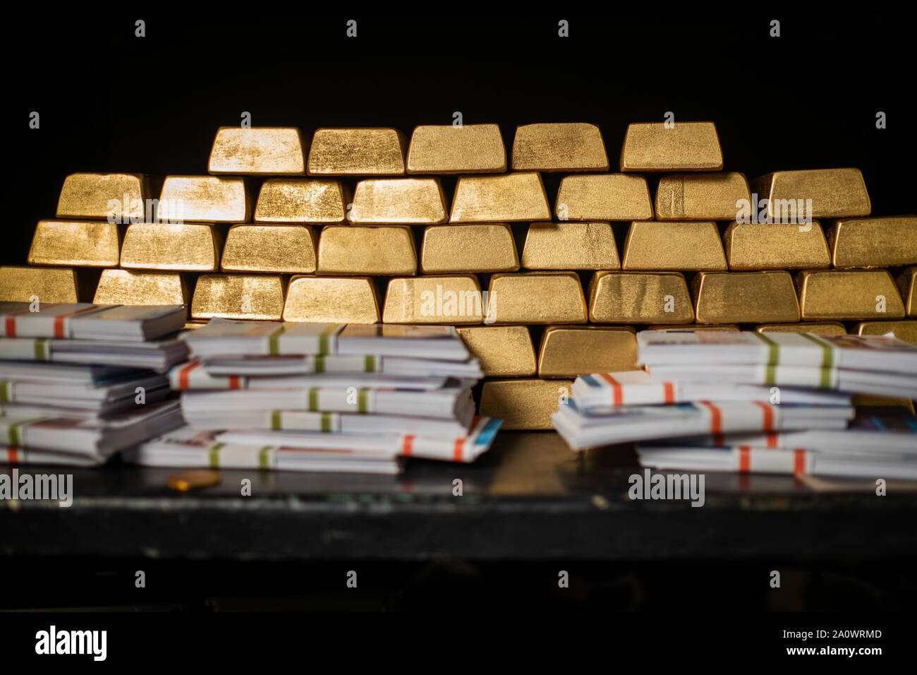Caveau della banca con oro e contanti Foto Stock