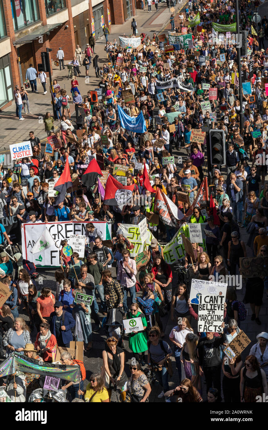 Molte centinaia di scolari & adulti hanno marciato attraverso il centro di Bristol impegnativa azione sul cambiamento climatico. Parte di una giornata di azione globale. Foto Stock