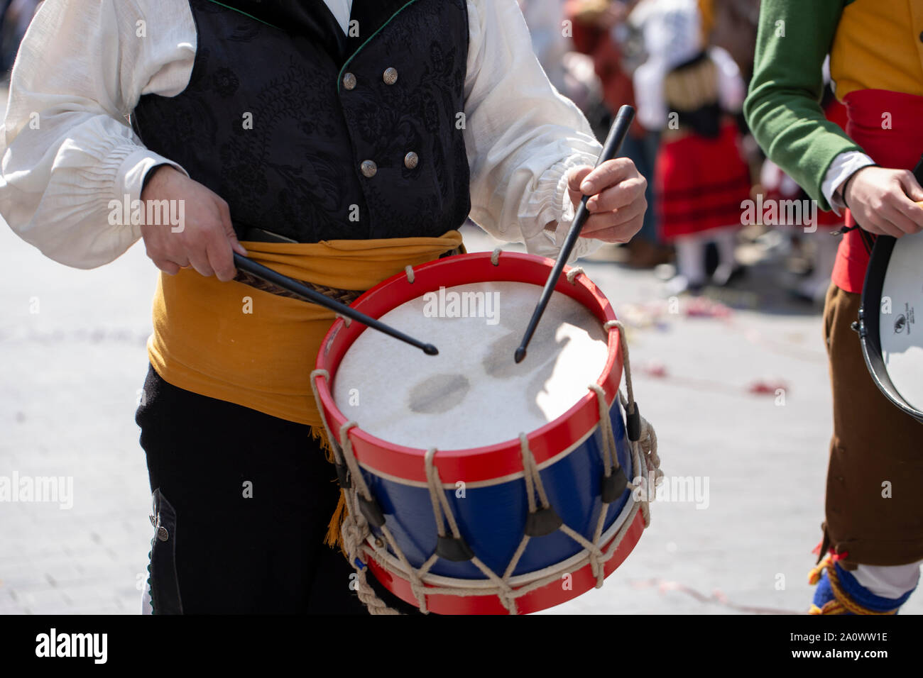 L'uomo gioca un tamburo Foto Stock