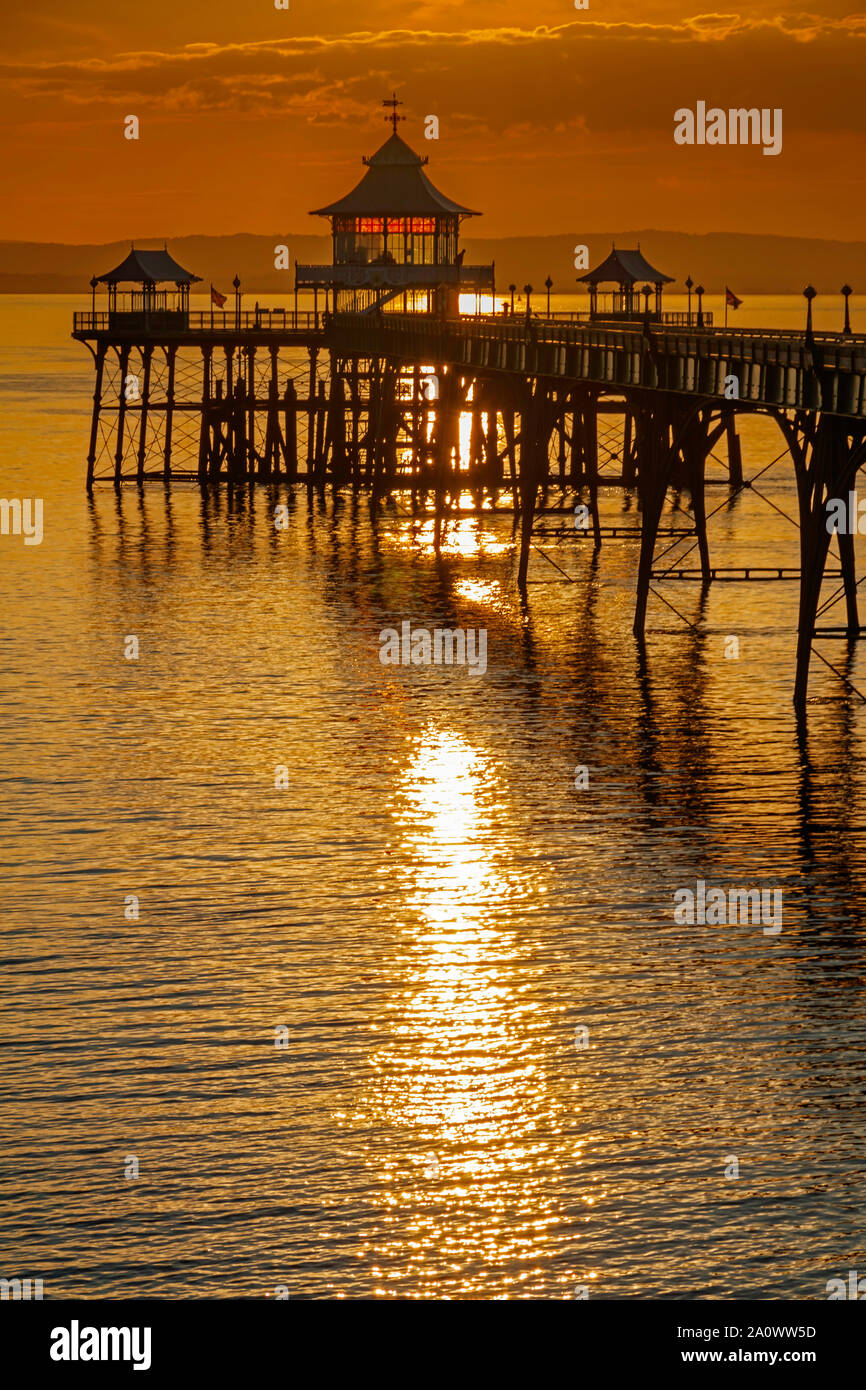 Preso dalla spiaggia Clevedon lungomare Foto Stock