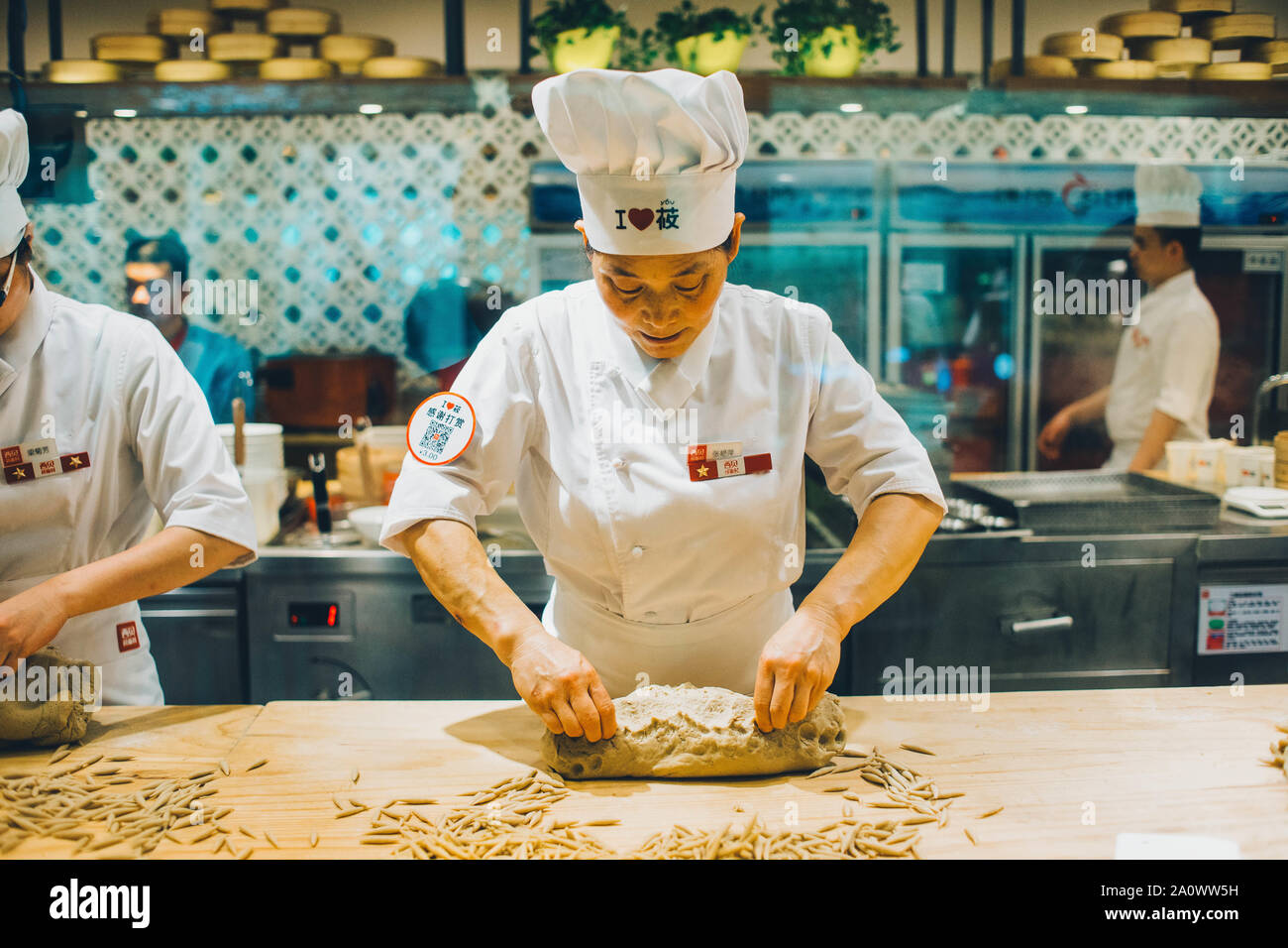 Il sambuco personale femminile nella preparazione degli alimenti in un cinese restant di un centro commerciale per lo shopping nel Guang Zhou. Foto Stock