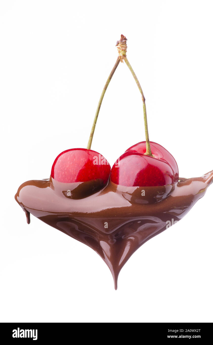 Succose ciliegie ricoperte con cioccolato fondente fuso Foto Stock