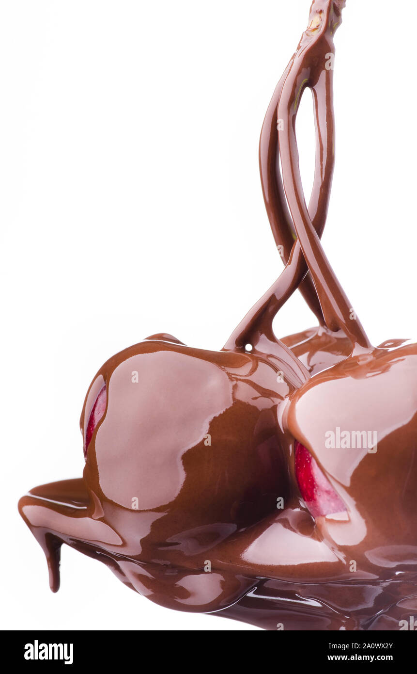Succose ciliegie ricoperte con cioccolato fondente fuso Foto Stock