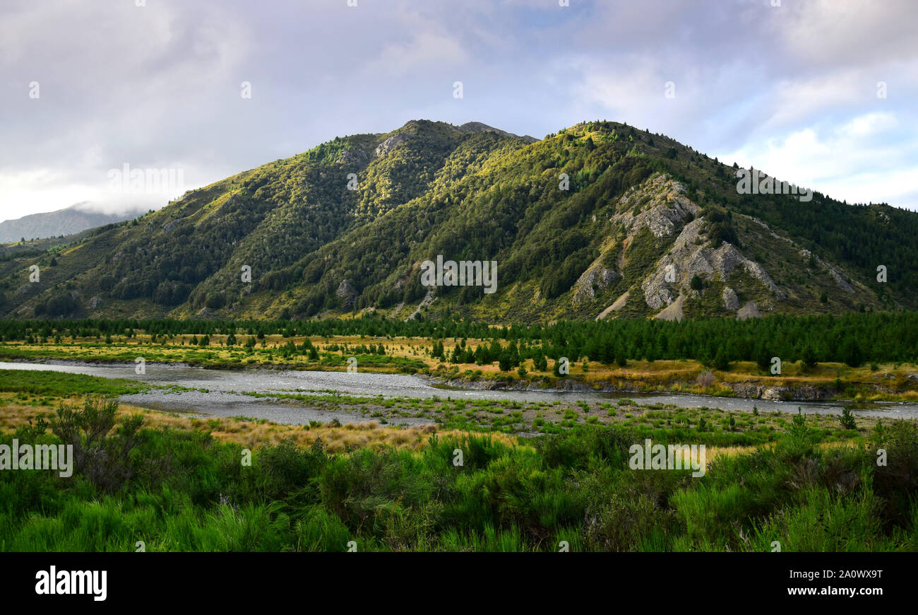 Lo splendido paesaggio di montagne e il fiume Clarence in serata sole sulla stazione Molesworth area in Nuova Zelanda, Isola del Sud. Foto Stock