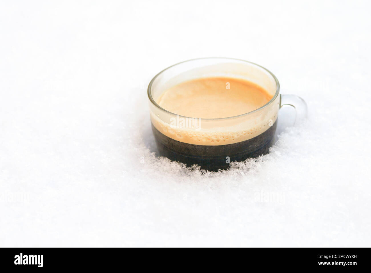 Caffè caldo nella neve fredda Foto Stock