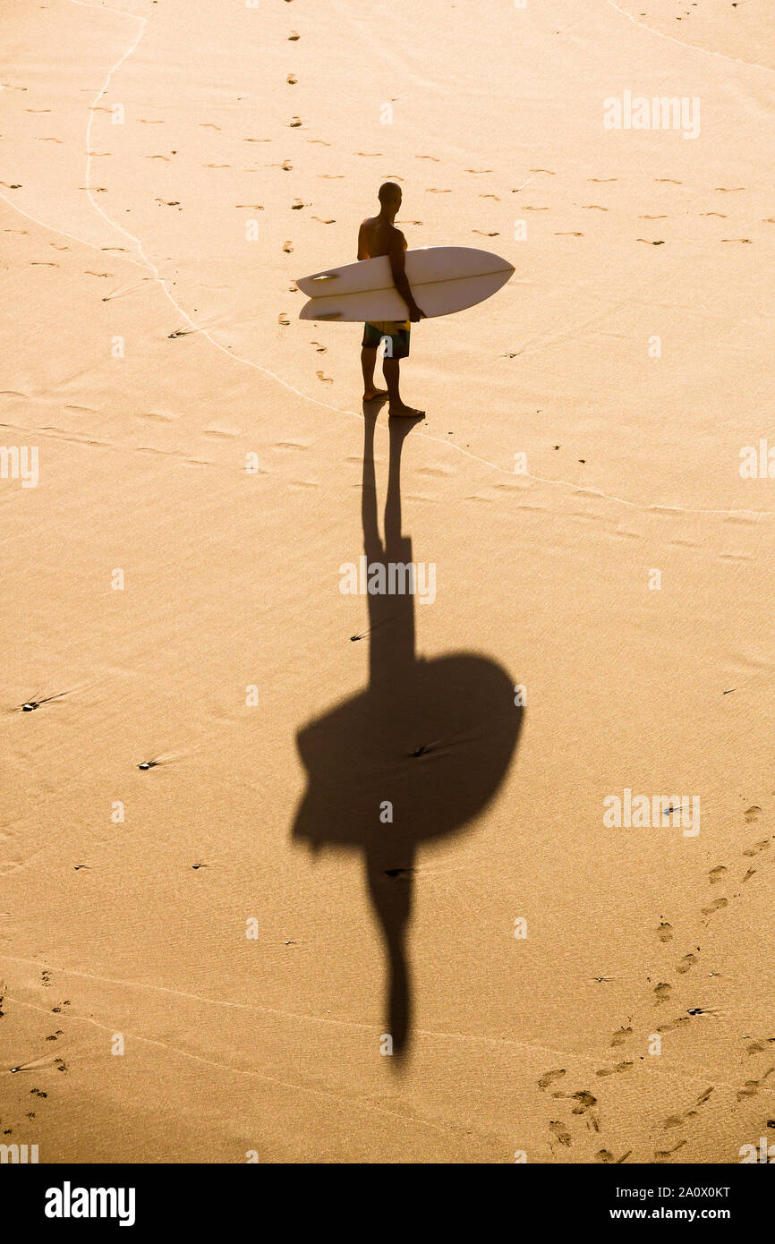 Vista dall'alto di un surfista sulla spiaggia Foto Stock