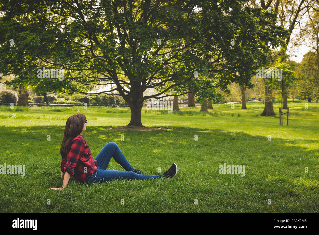 Bella donna seduta sul Rodano erba e rilassante Foto Stock