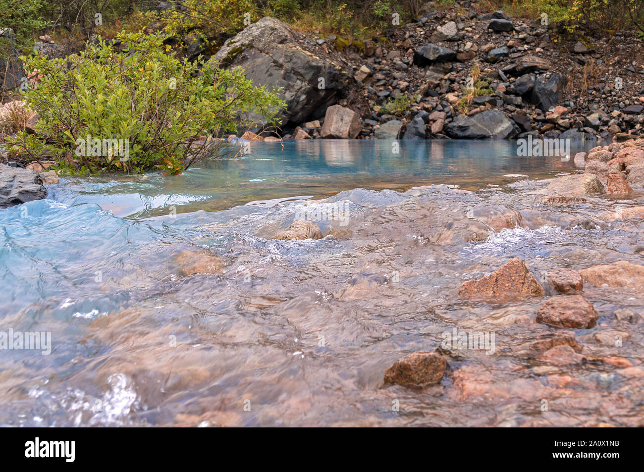 Molla blu in montagna, fonte di cristallo naturale pura acqua; inizio del fiume Foto Stock