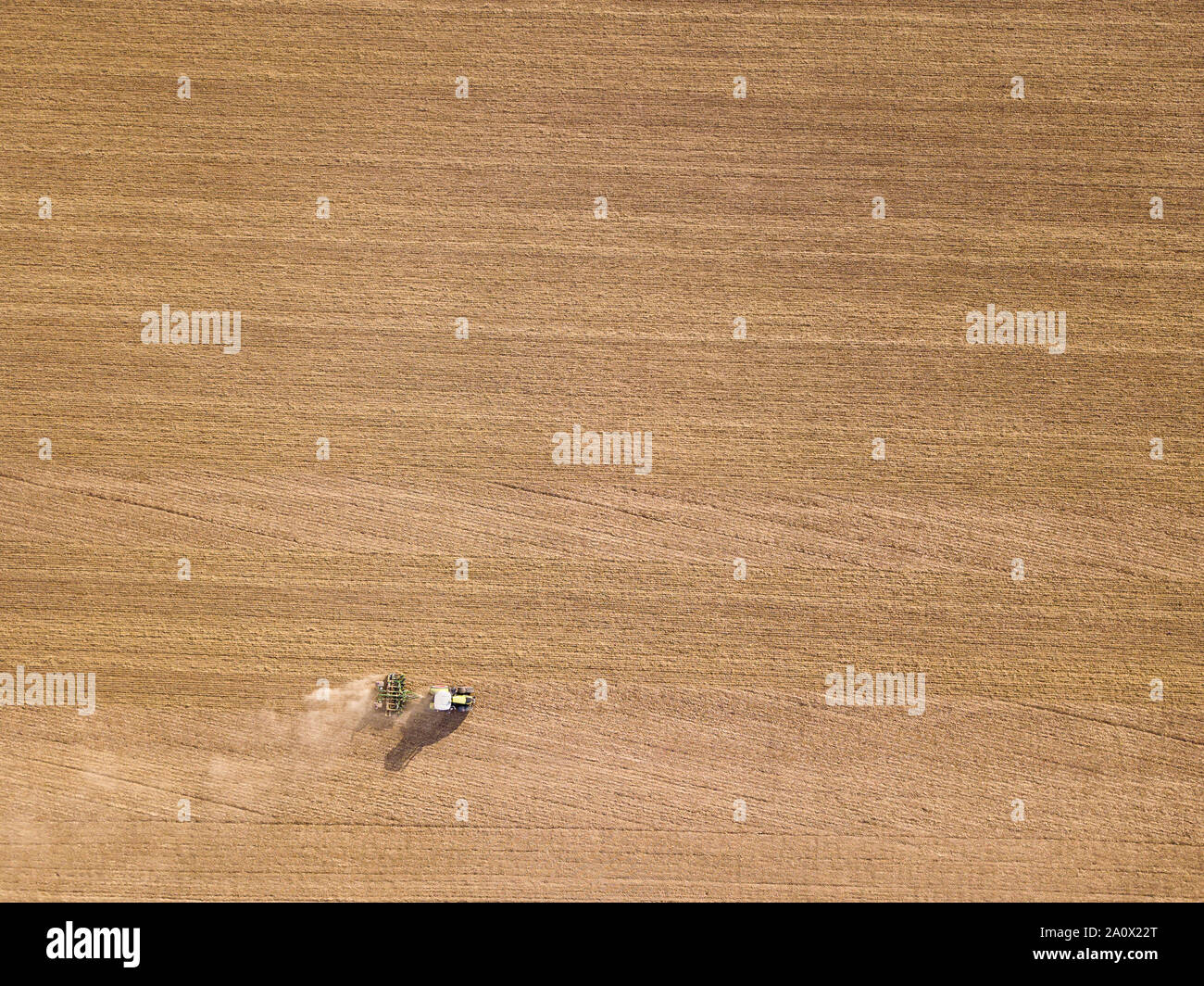 Aratura del trattore / allarme globale - osso campo secco Foto Stock