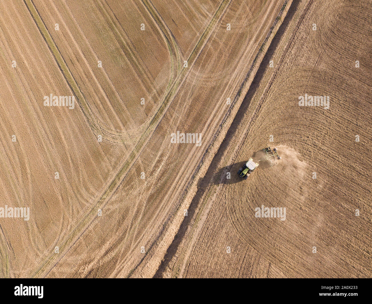 Aratura del trattore / allarme globale - osso campo secco Foto Stock
