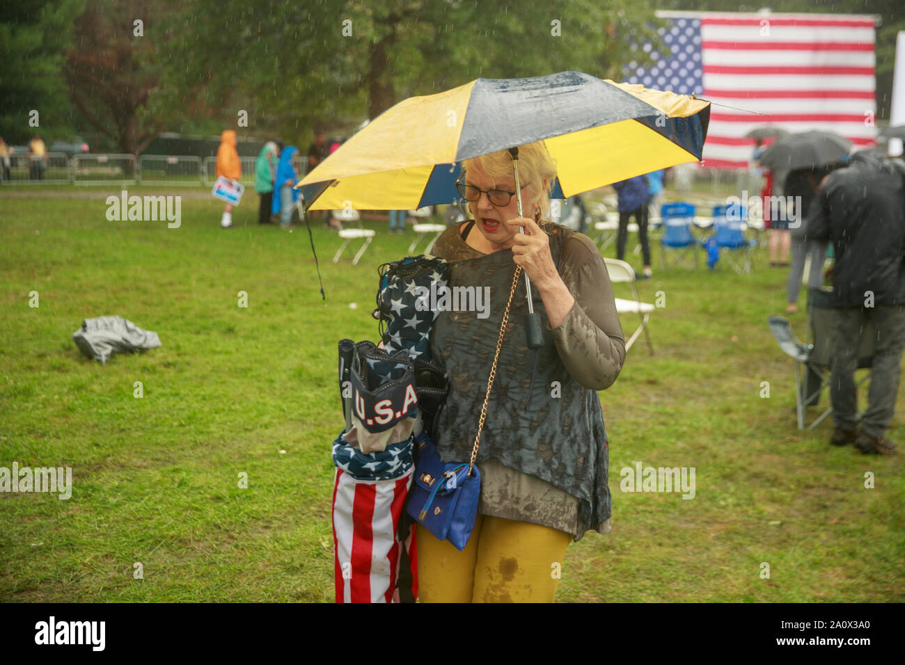 Des Moines, Stati Uniti. Xxi Sep, 2019. I democratici sono imbevuti da una pesante pioggia durante l'ascolto di candidati parlare durante la Polk County Steak Fry a opere idriche Park a Des Moines, Iowa.L'evento ha richiamato in 17 candidati per la nomination democratica per la presidenza degli Stati Uniti. L'Iowa Caucaso sono Lunedì 3 Febbraio, 2020 e pur non essendo un primario sarà restringere il campo dei candidati per il presidente prima della prima elezione primaria nello stato del New Hampshire. Credito: SOPA Immagini limitata/Alamy Live News Foto Stock