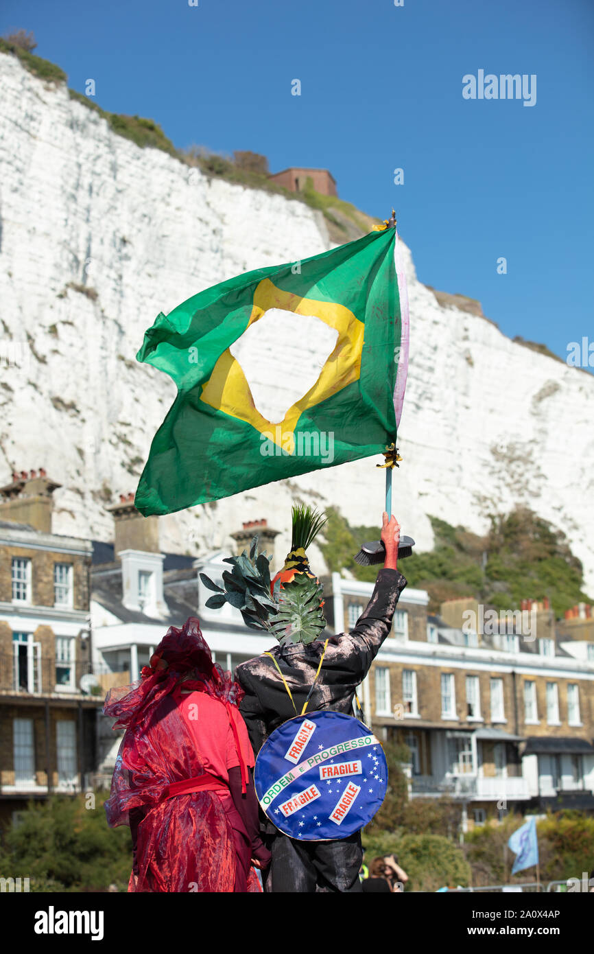 Dover, Regno Unito. Il 21 settembre 2019. Estinzione della ribellione protesta contro l'importazione di prodotti alimentari nel Regno Unito e che abbia una elevata emissione di anidride carbonica e può essere cresciuto in Gran Bretagna stesso vicino al porto di Dover, causando interruzioni del traffico sulle strade in ed intorno a Dover. Credito: Joe Kuis / Alamy News Foto Stock