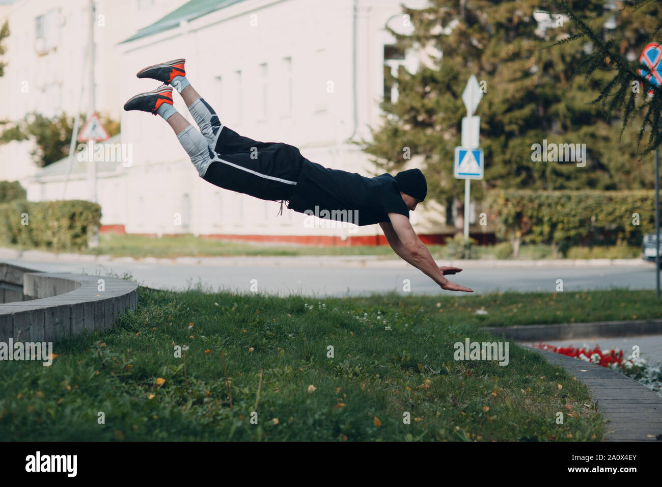 Parkour giovane uomo facendo acrobazie e trick flip jumping alta Foto Stock