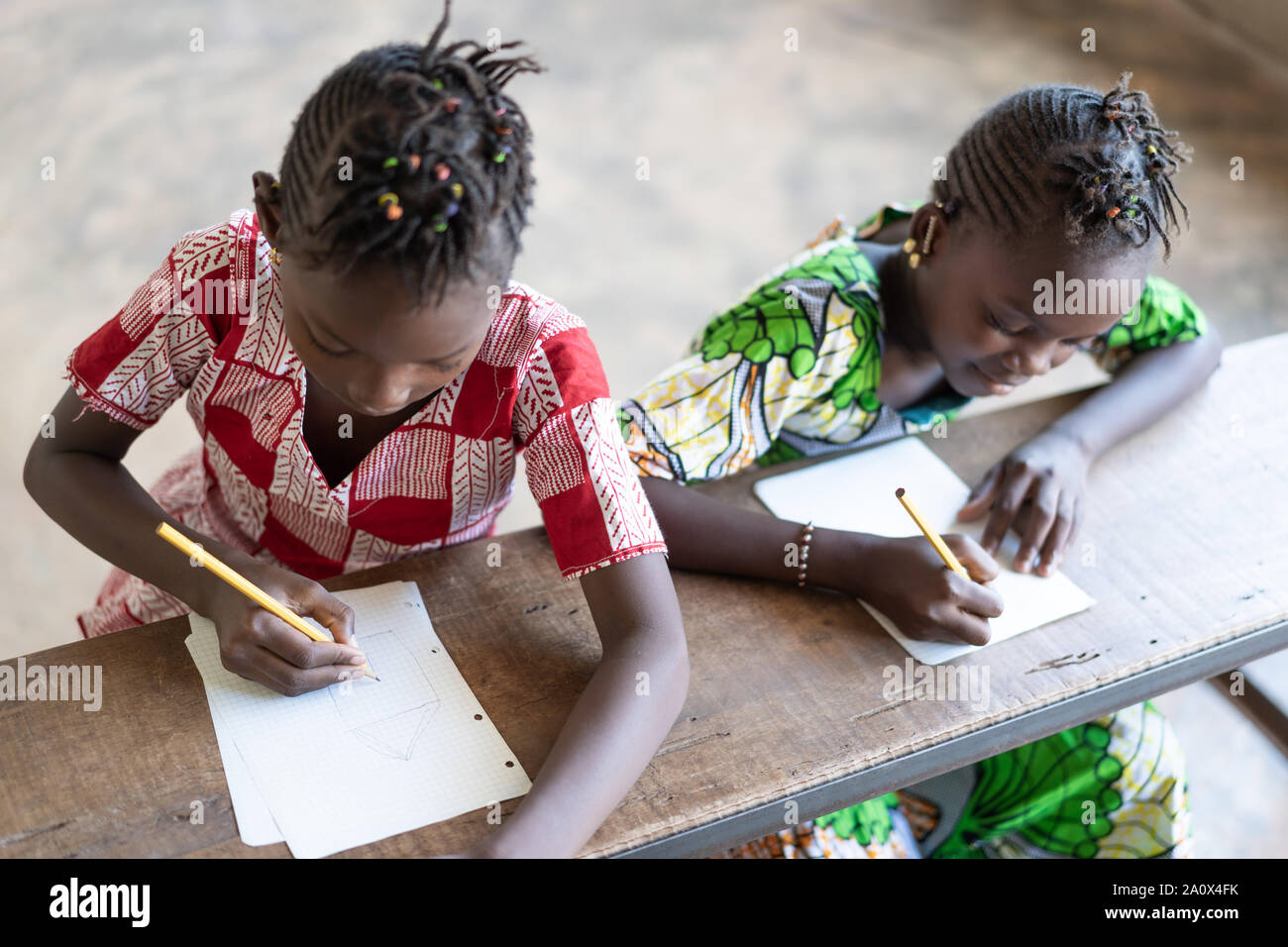 Due belle ragazze africane lavorando duro nella scuola Foto Stock