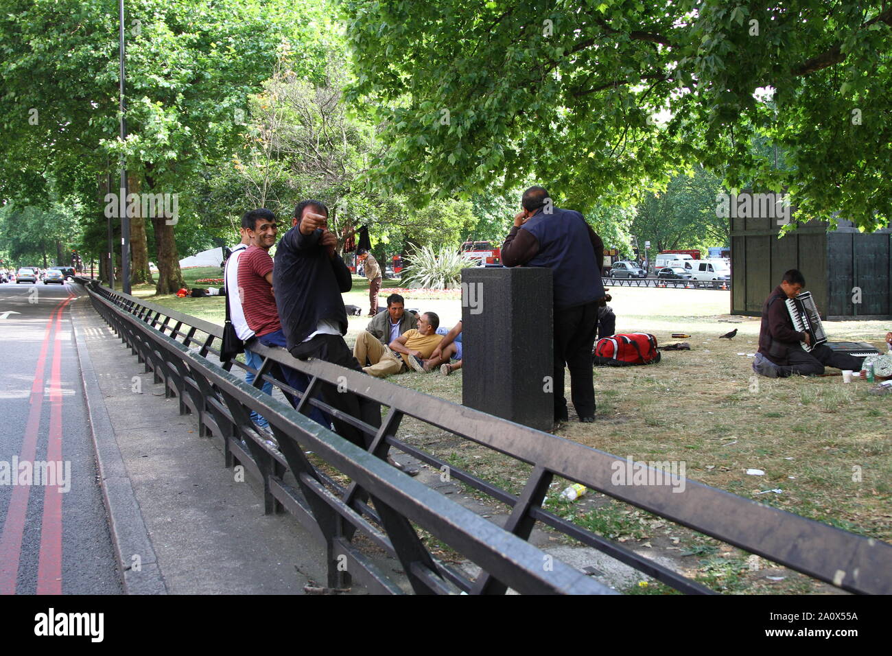 Senzatetto CAMP MIGRANTE IN PARK LANE, Mayfair, Londra cancellato dalla polizia ma il camp è stato lì dato che queste foto sono state scattate nel 2013. Due degli uomini nascondere le loro facce. Alcuni sostengono le loro mani per denaro. Un'ondata di criminalità nella zona di Mayfair è stato riportato. Questi la maggior parte bulgaro e rumeno camper muovere su e giù il PARK LANE A MARBLE ARCH frequentemente. A DEPORTARE traversine ruvida che sono cittadini UE è illegale. Campi di migranti. I migranti economici. VAGRANCY. VAGRANTS. VAGRANTS PER SCELTA. Foto Stock