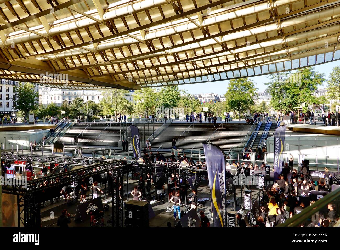 Sabato mattina evento fitness sotto la tettoia al Westfield Forum Les Halles, Parigi, Francia Foto Stock