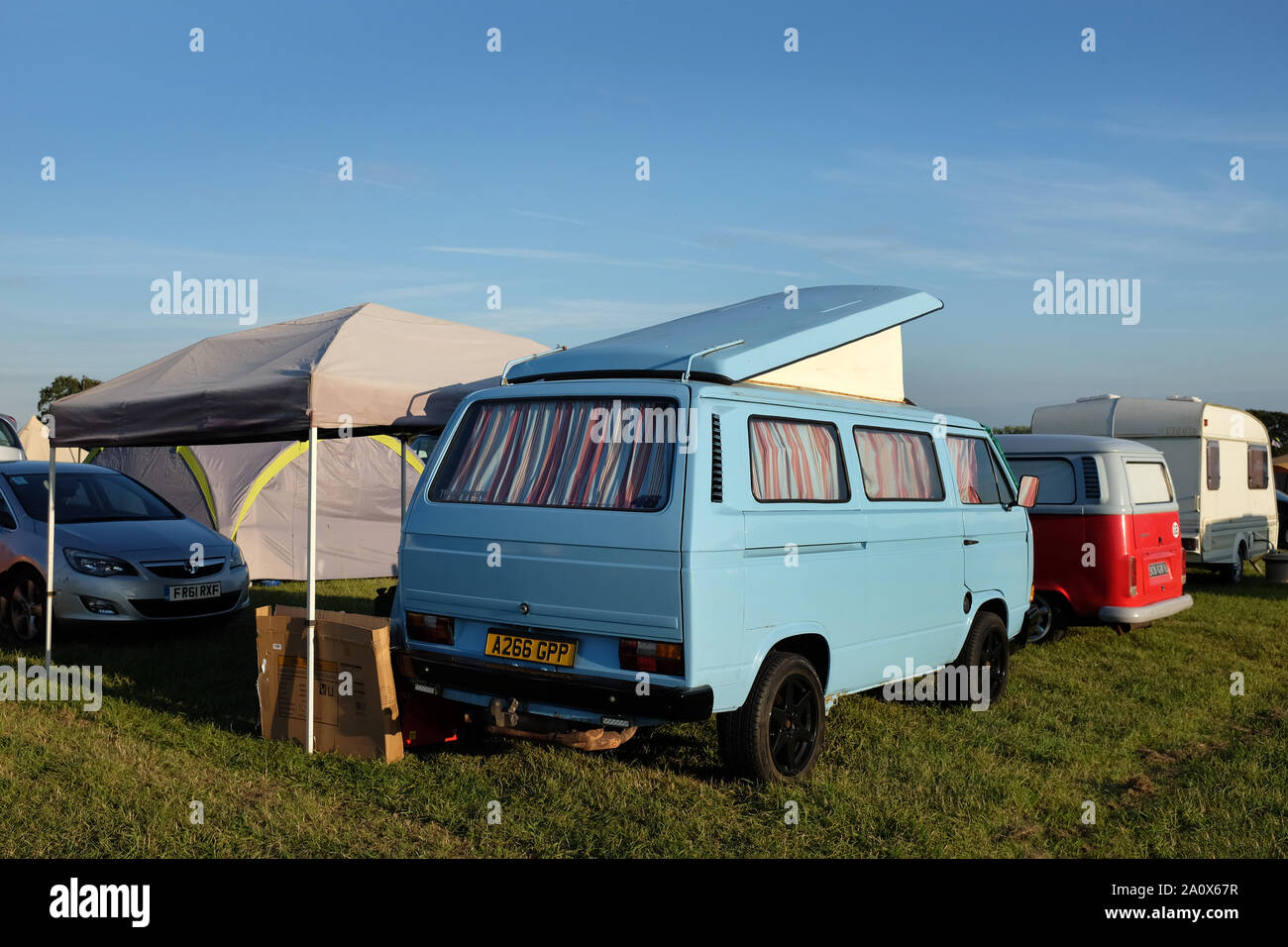 2019 settembre - Vvan classico Volkswagen camper nel campo di campeggio notturno per la riunione di gara di Goodwood Foto Stock