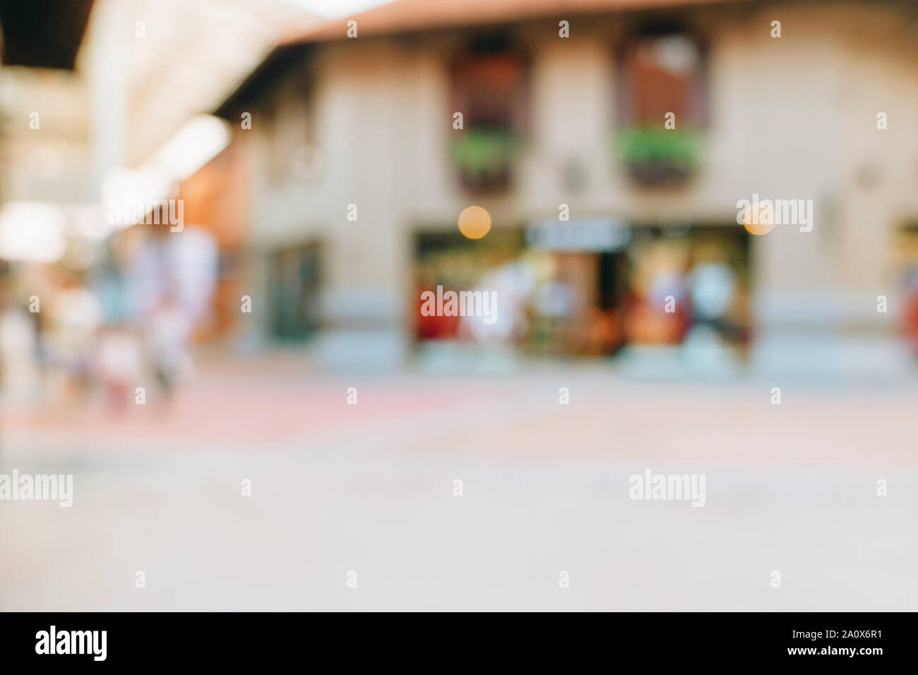 Abstract blur sullo sfondo la folla di persone nel centro commerciale per lo sfondo, Vintage tonica. Foto Stock