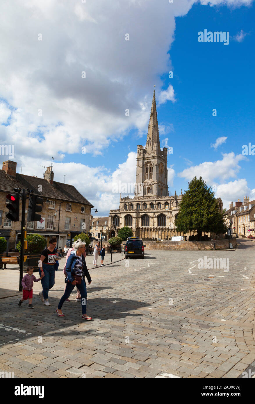 Chiesa di Tutti i Santi, Red Lion Square, bel cielo blu, Stamford. Lincs, Regno Unito Foto Stock