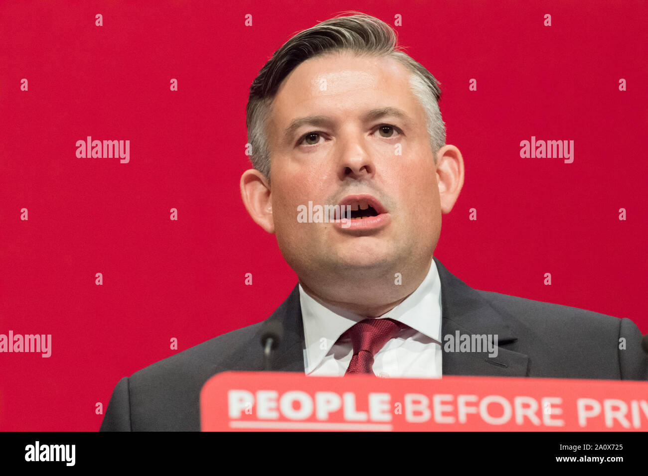 Brighton, Regno Unito. 22 settembre 2019. Jonathan Ashworth p.f. Ombra il Segretario di Stato per la salute del lavoro parlando sul palco principale circa la salute e la cura sociale al Partito laburista Conferenza annuale 2019 Credit: Alan Beastall/Alamy Live News Foto Stock