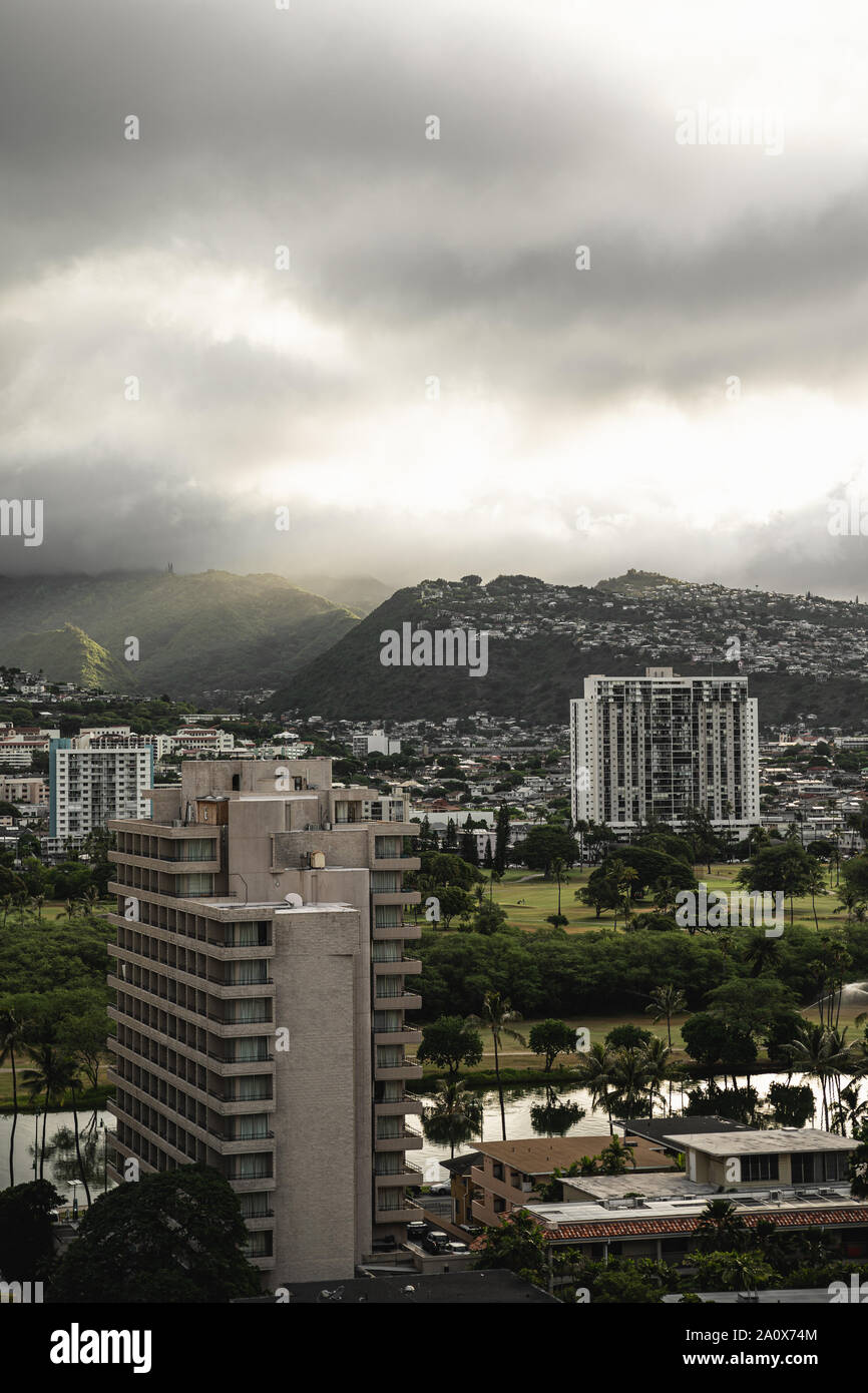 Waikiki, Honolulu - Agosto 23nd 2019: Moody nuvole sopra le montagne vicino Waikiki, Hawaii. Foto Stock
