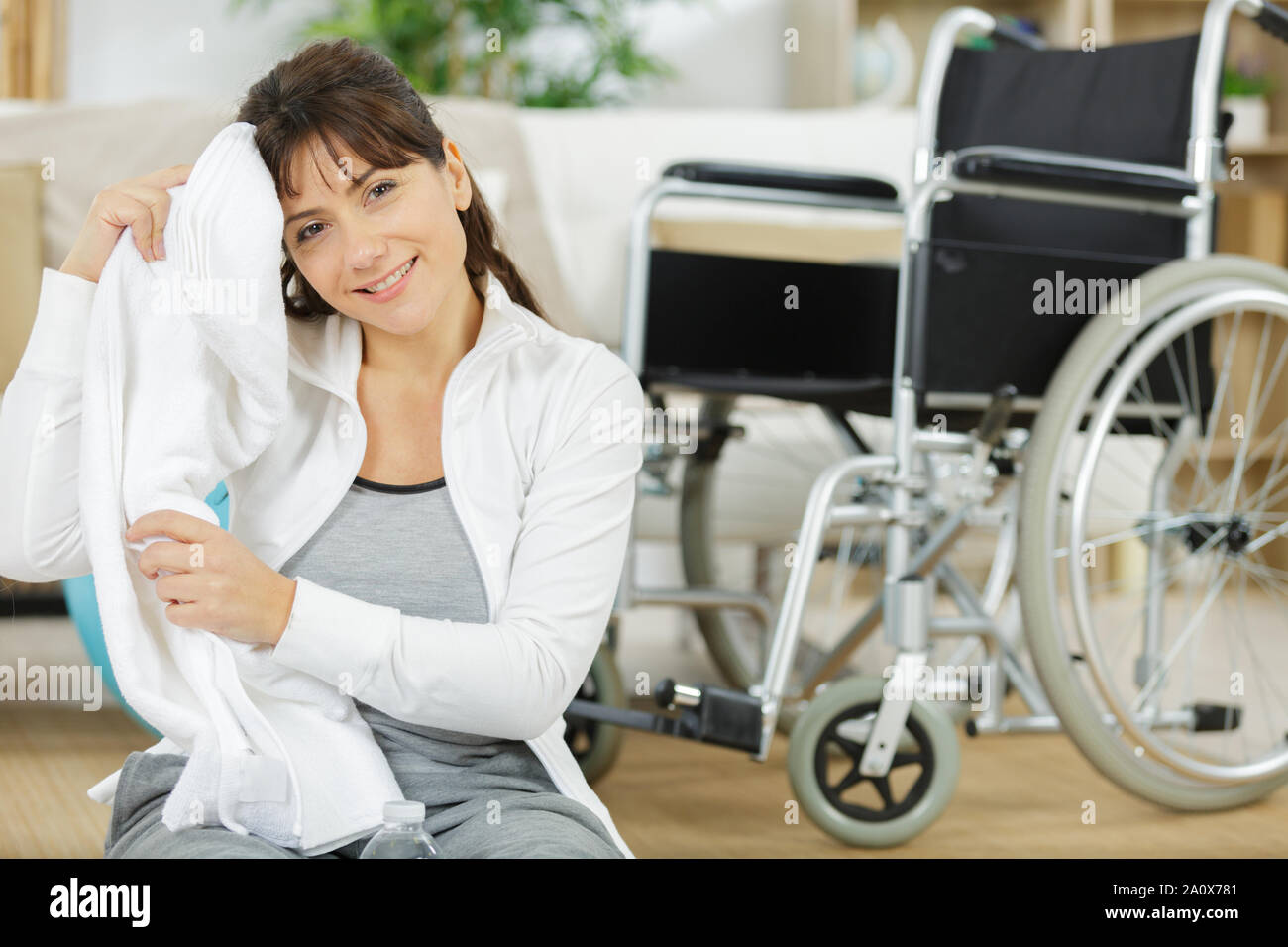 Donna felice dopo aver fatto la riabilitazione sport Foto Stock