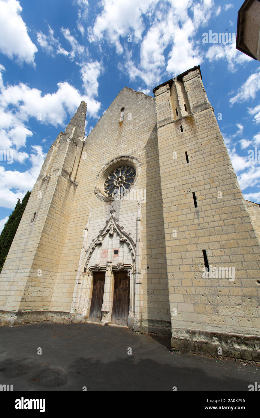 Città di Montreuil-Bellay, Francia. Montreuil-Bellay parrocchiale della chiesa di Notre Dame si trova nel parco di Chateau Montreuil-Bellay. Foto Stock