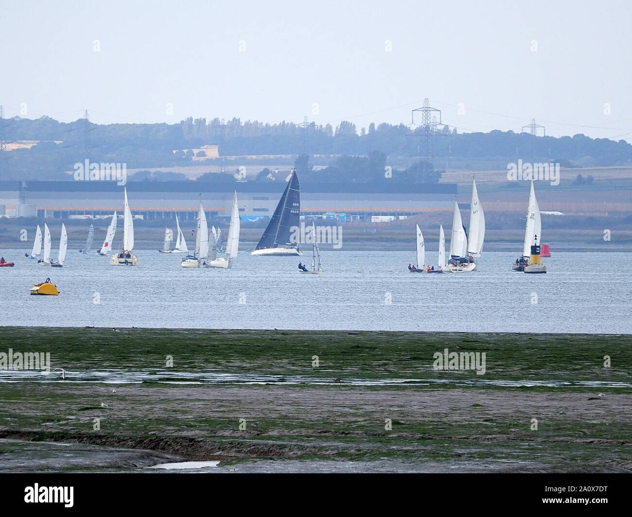 Queenborough, Kent, Regno Unito. 22 Settembre, 2019. La cinquantaseiesima Medway Maratona - un annuale 26 miglio corso sul fiume di marea Medway organizzato da Medway Yacht Club e aperto sia keelboats e derive. Il corso inizia a Upnor Rochester, ed utilizza varie insenature su Medway per rendere la distanza con la Queenborough Spit Boa all'estremità orientale del corso. Credito: James Bell/Alamy Live News Foto Stock