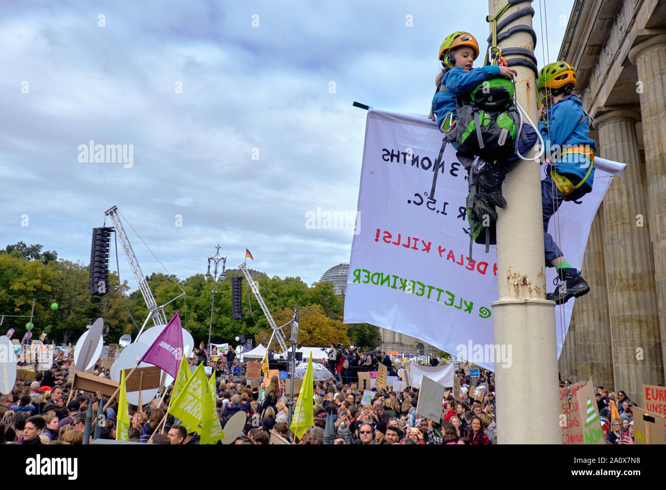 Berlino, Germania - 20 settembre 2019: clima globale sciopero a Berlino, Germania, due giovani arrampicatori su una lampada posta sopra la folla. Foto Stock