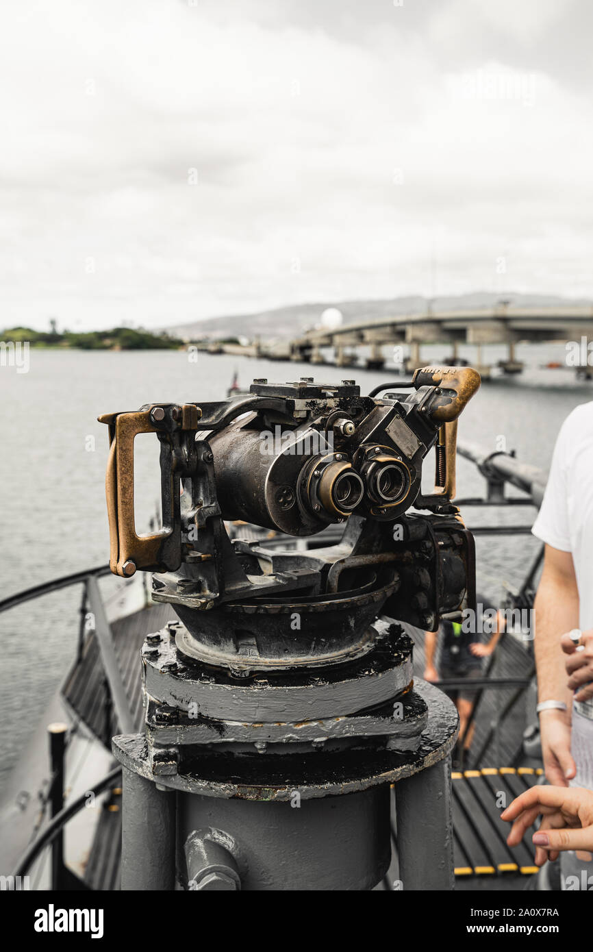 Pearl Harbor, Hawaii - 23 agosto 2019: CANNOCCHIALE BINOCOLO sulla pistola a bordo della USS Bowfin sottomarino. Foto Stock