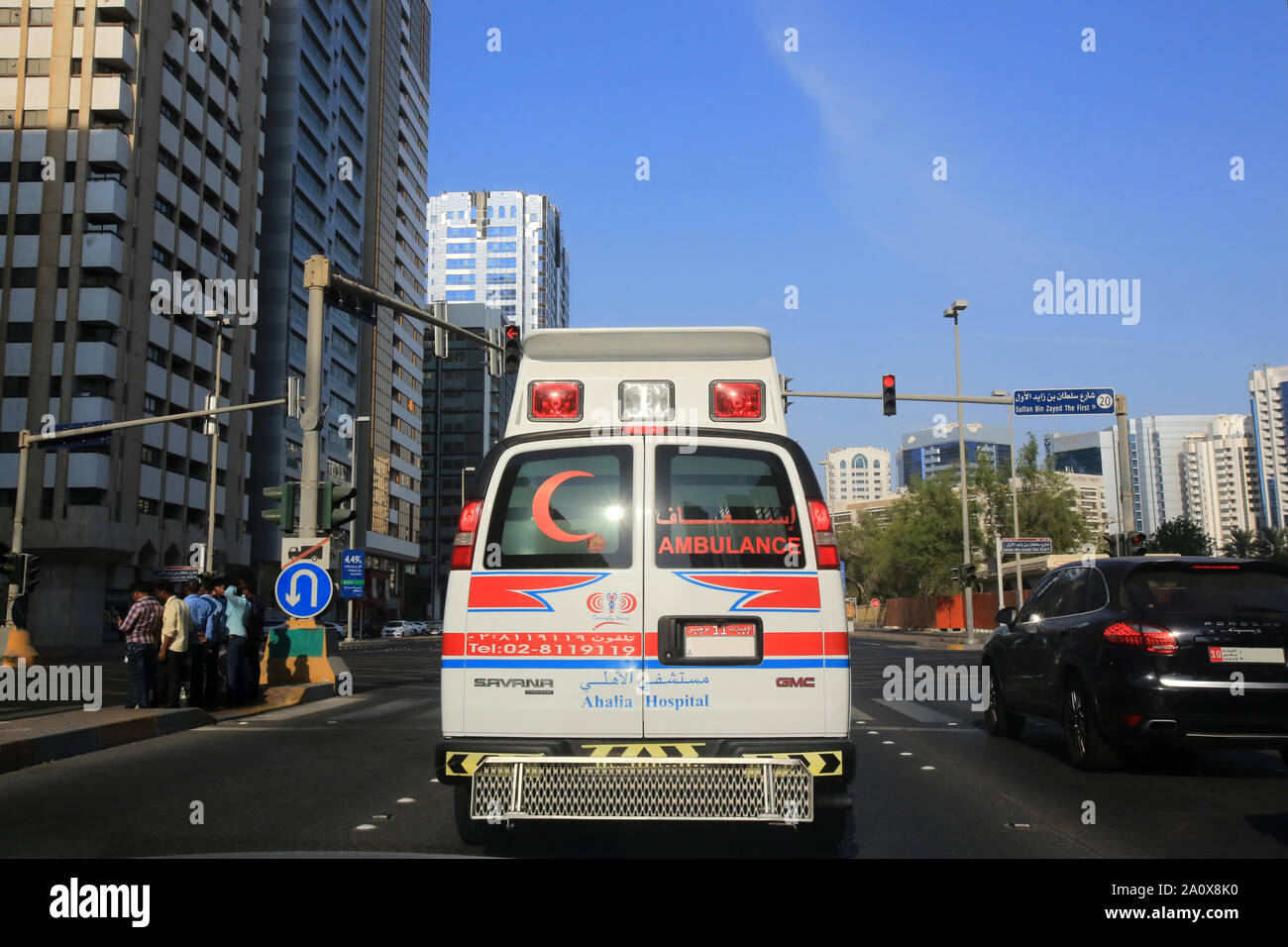 Ambulanza. Hôpital Ahalia. Abou Dhabi. Emirats Arabes Unis. / Ambulanza. Ahalia ospedale. Emirato di Abu Dhabi. Foto Stock