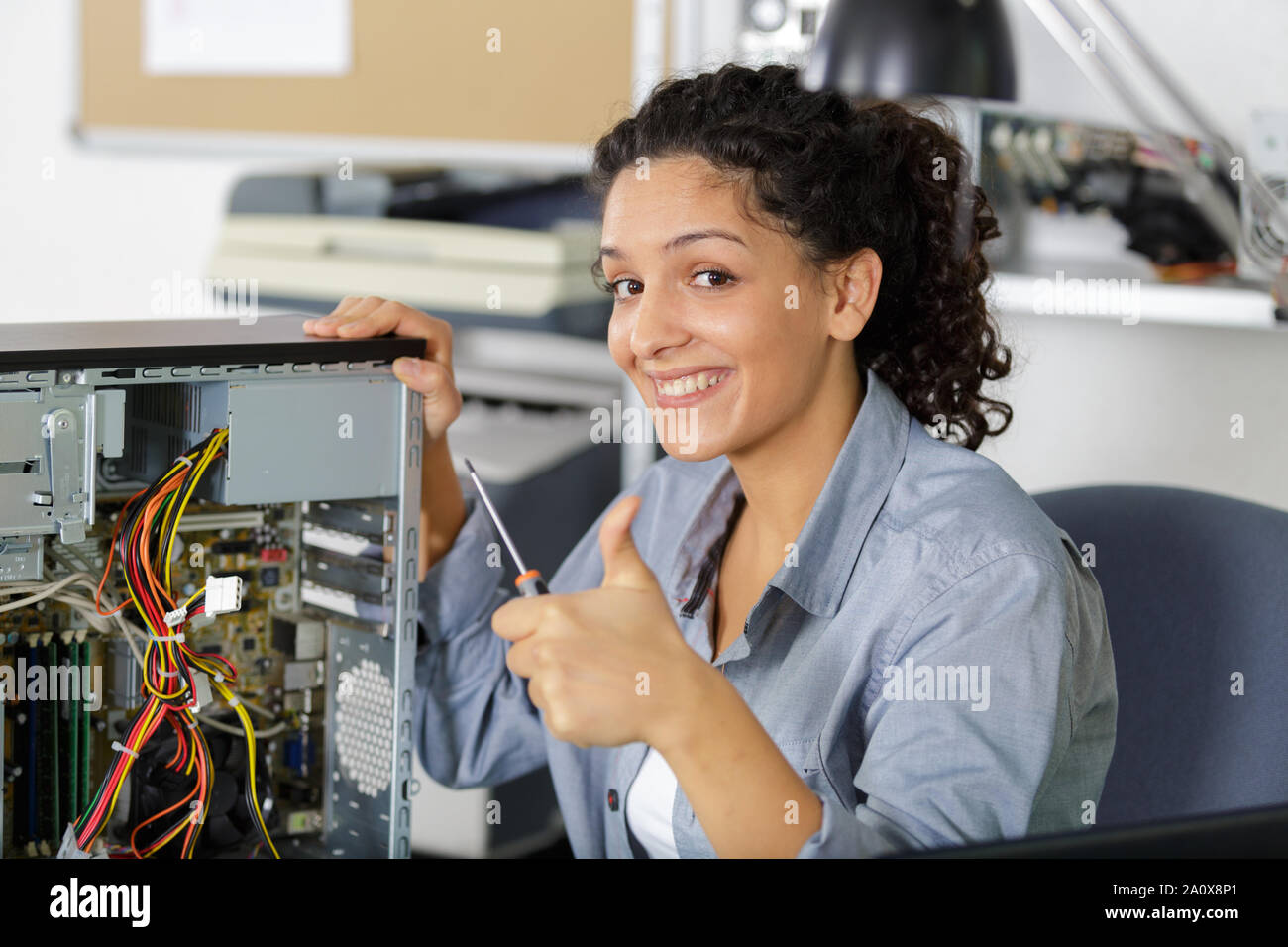 Una donna tecnico di computer di fissaggio Foto Stock