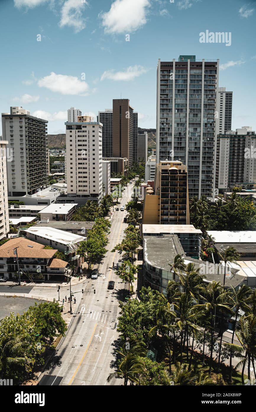 Splendida Waikiki viste sulla città guardando giù Kuhio Ave su una chiara giornata di sole. Waikiki, Oahu, Hawaii. Foto Stock
