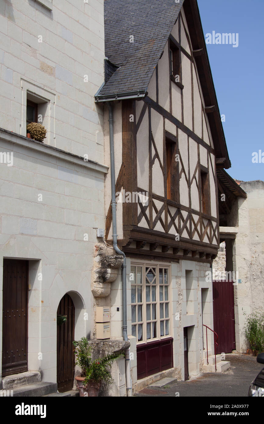 Città di Montreuil-Bellay, Francia. Vista pittoresca su di una struttura di legno casa in cima Montreuil-Bellay's St Pierre fasi (Escalier Saint-Pierre). Foto Stock