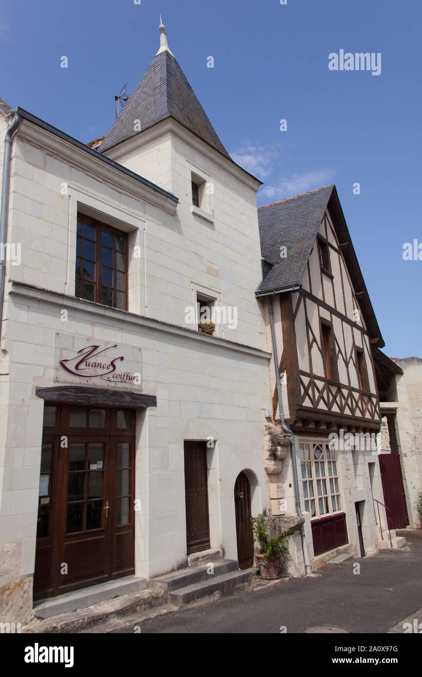 Città di Montreuil-Bellay, Francia. Un coiffure e la struttura di legno casa in cima Montreuil-Bellay's St Pierre fasi (Escalier Saint-Pierre). Foto Stock