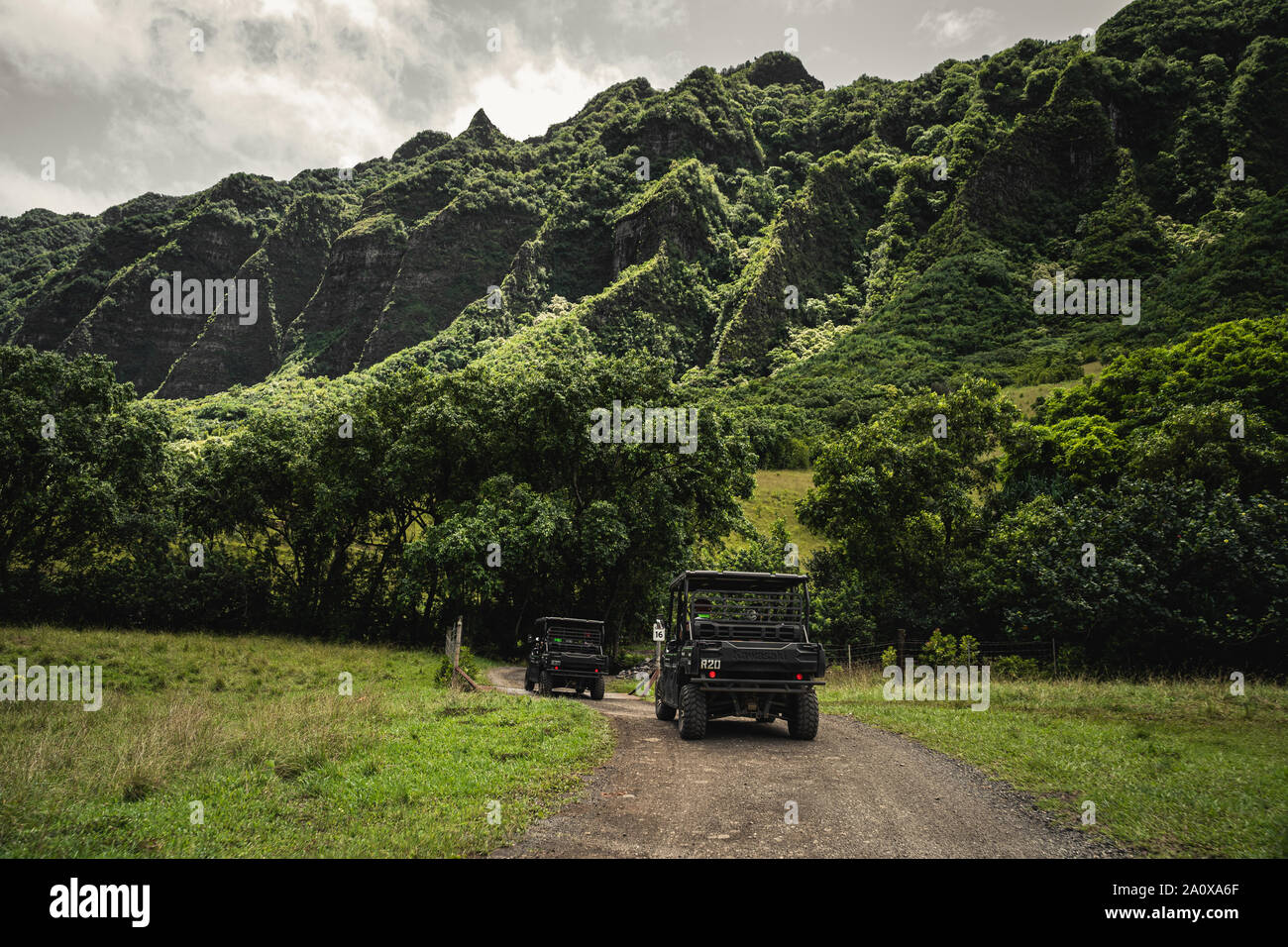 Oahu, Hawaii - 23 agosto 2019: uno splendido scenario la guida di UTV a Kualoa Ranch, Oahu Hawaii. Foto Stock