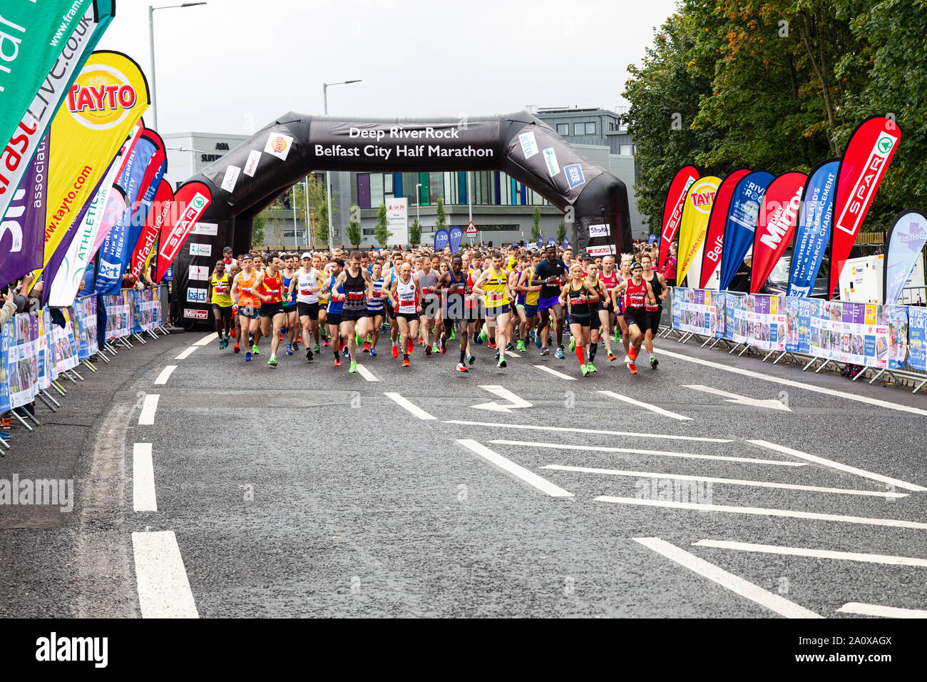 Belfast, Irlanda del Nord, Regno Unito. 22 settembre 2019. Oltre cinque migliaia di persone hanno preso parte nel 2019 Fiume profondo Rock Belfast City Mezza Maratona Credito: Bonzo Alamy/Live News Foto Stock