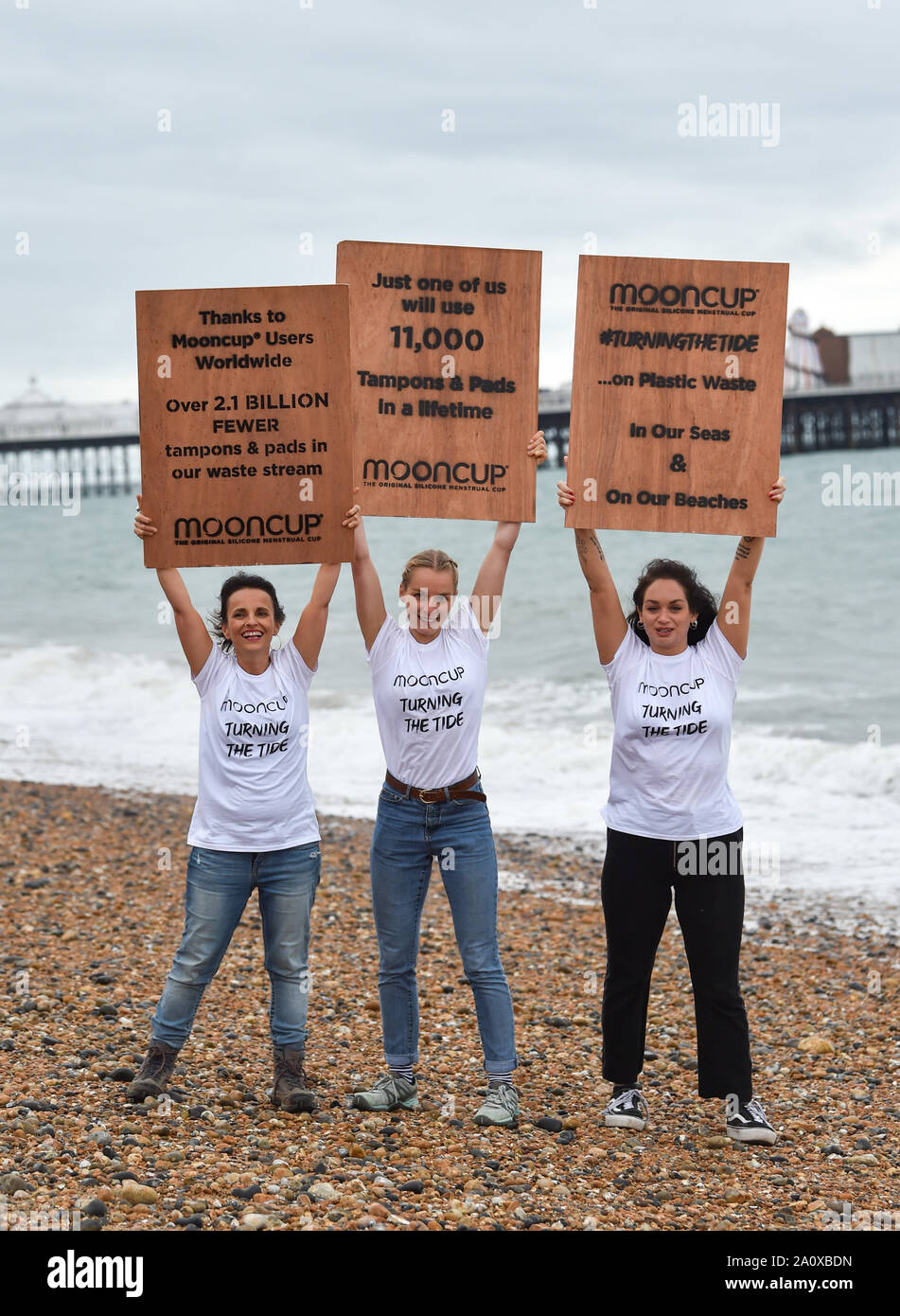 Brighton Regno Unito 22 Settembre 2019 - Da sinistra Kath Clements , Jana Szczepaniak e Rebecca Manning alla Mooncup 'Girare la marea' spiaggia pulita in Brighton oggi come parte del Marine Conservation Society annuali di grande British spiaggia pulita. I risultati dell'pulisce sono collazionati per formare un quadro dettagliato dei livelli di inquinamento dei rifiuti o in ambiente marino e costiero . Mooncup Ltd è una società locale che ha costruito il primo nel mondo di silicone coppa mestruale. Credito : Simon Dack / Alamy Live News Foto Stock