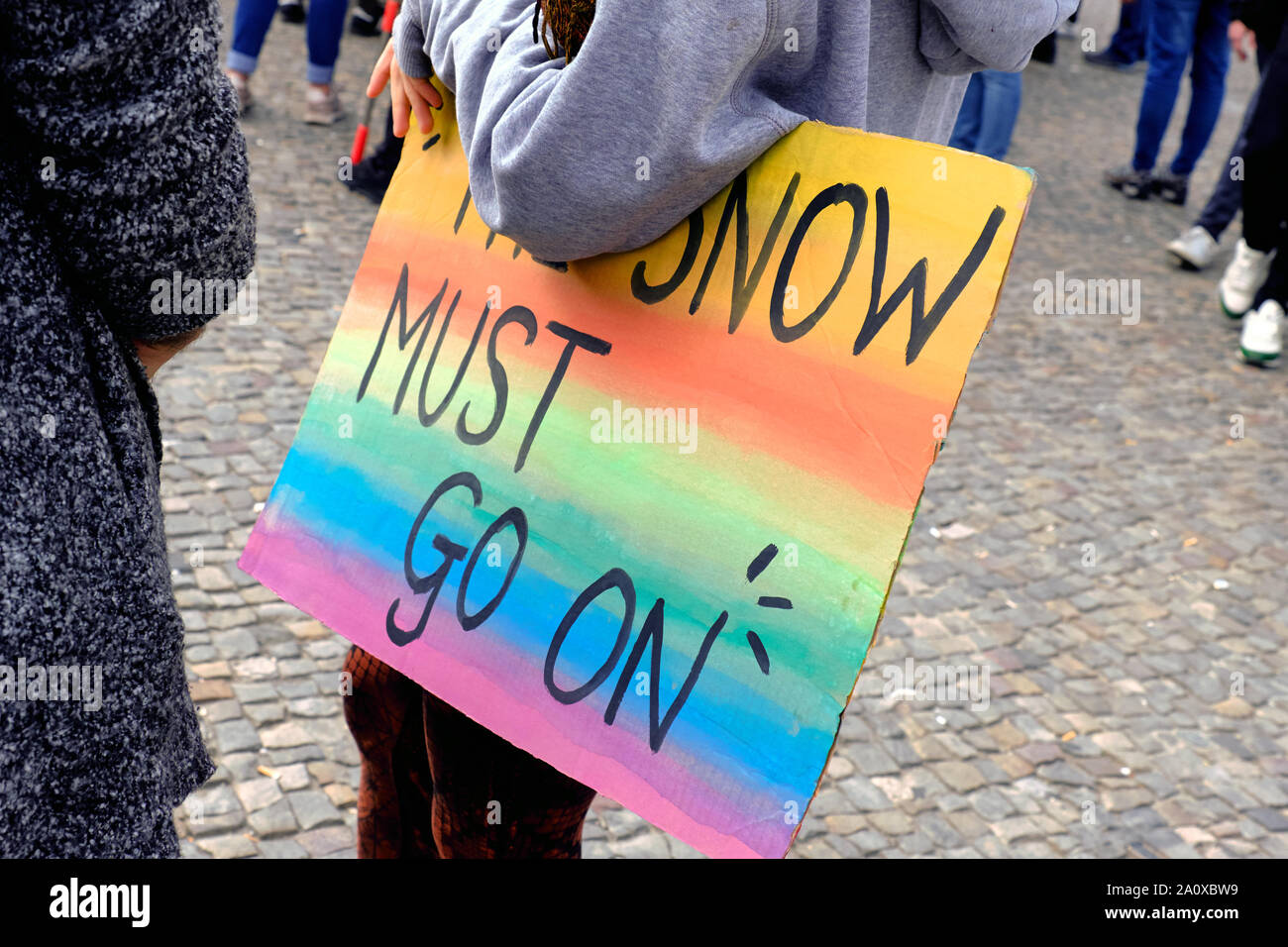 Berlino, Germania - 20 settembre 2019: clima globale sciopero a Berlino, Germania, cartellone "lo spettacolo deve andare su' e sfondo arcobaleno Foto Stock