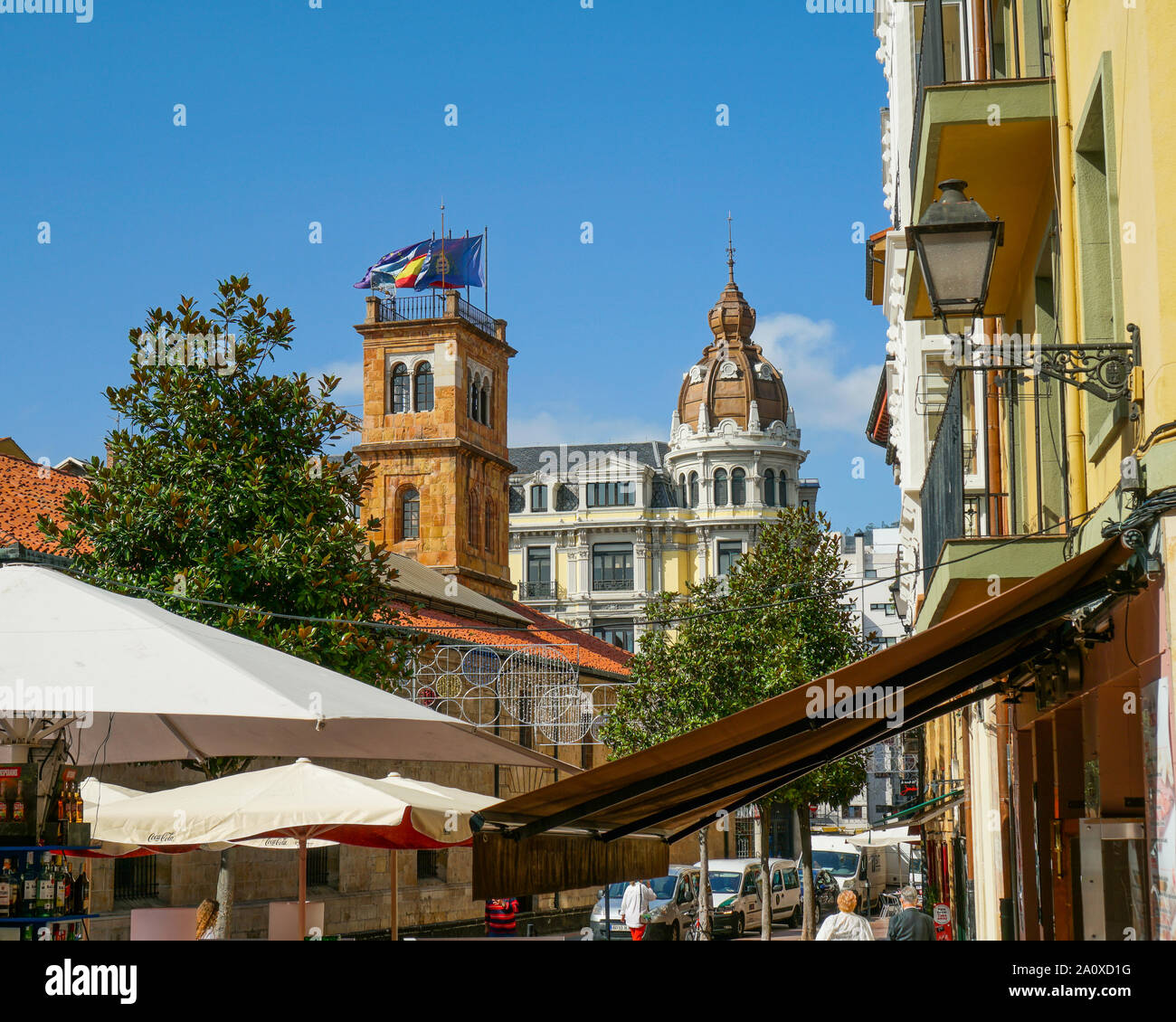 OVIEDO, Spagna - 20.09.2019. Gli antichi edifici con le bandiere della Spagna, nelle Asturie e Oviedo contro un cielo blu chiaro Foto Stock